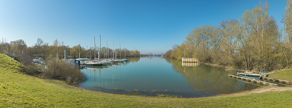 Vue d'ensemble du bassin avec en arrière-plan le pont de Bourgogne. © Région Bourgogne-Franche-Comté, Inventaire du patrimoine