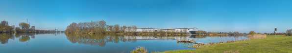 Vue panoramique de la Saône depuis l'entrée de la darse : en face, le port nord et au fond, le pont de Bourgogne. © Région Bourgogne-Franche-Comté, Inventaire du patrimoine