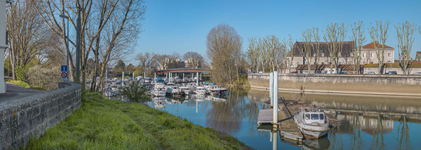 Vue d'ensemble du port de plaisance et de la passerelle. © Région Bourgogne-Franche-Comté, Inventaire du patrimoine