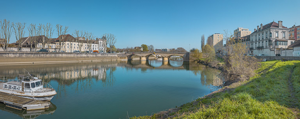 Vue d'ensemble depuis le port de plaisance. © Région Bourgogne-Franche-Comté, Inventaire du patrimoine