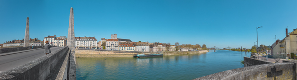 Le quai de la Poterne, dans la continuité du quai Sainte-Marie, vu depuis l'île Saint-Laurent. A gauche, le pont Saint-Laurent. © Région Bourgogne-Franche-Comté, Inventaire du patrimoine