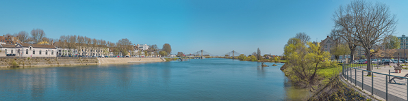 Vue d'ensemble, depuis la rive gauche, du quai Sainte-Marie et du ponton de Manon. © Région Bourgogne-Franche-Comté, Inventaire du patrimoine