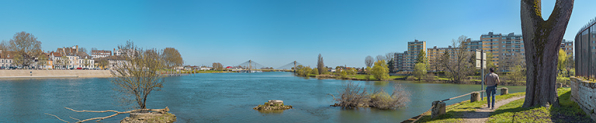 Depuis la pointe de l'île Saint-Laurent, de gauche à droite : le quai Sainte-Marie, le pont de Bourgogne et le bras de la Génise. © Région Bourgogne-Franche-Comté, Inventaire du patrimoine