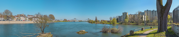 Depuis la pointe de l'île Saint-Laurent, de gauche à droite : le quai Sainte-Marie, le pont de Bourgogne et le bras de la Génise. © Région Bourgogne-Franche-Comté, Inventaire du patrimoine