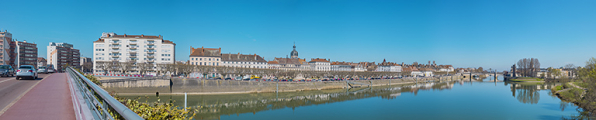 Vue d'ensemble des quais de Chalon entre le pont Saint-Laurent et le pont Jean-Richard : quai des Messageries et port Villiers, puis quai Gambetta. © Région Bourgogne-Franche-Comté, Inventaire du patrimoine