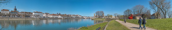 Vue d'ensemble des quais depuis la rive gauche. © Région Bourgogne-Franche-Comté, Inventaire du patrimoine