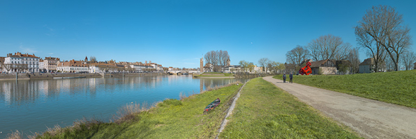 Vue d'ensemble des quais, depuis la rive gauche. © Région Bourgogne-Franche-Comté, Inventaire du patrimoine