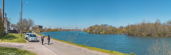 L'amont du quai avec en arrière-plan, le viaduc des Dombes. À droite, les îles de Benne-la-Faux dans la Saône. © Région Bourgogne-Franche-Comté, Inventaire du patrimoine