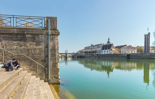 L'échelle de crue historique du port Villiers. © Région Bourgogne-Franche-Comté, Inventaire du patrimoine