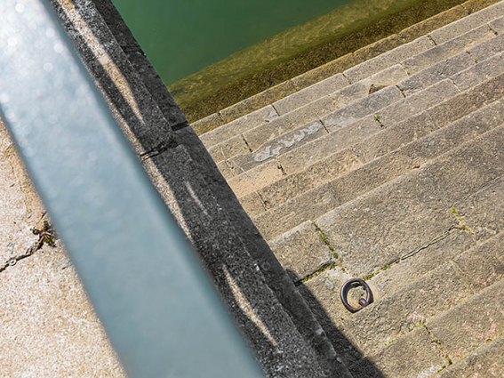 Les marches du port Villiers : détail d'un organeau. © Région Bourgogne-Franche-Comté, Inventaire du patrimoine