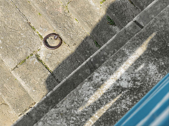 Détail d'un organeau sur les marches du port Villiers. © Région Bourgogne-Franche-Comté, Inventaire du patrimoine