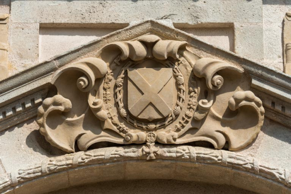 Cartouche à cuir découpé portant l'écu armorié de la famille La Guiche entouré des colliers des ordres de Saint-Michel et du Saint-Esprit. © Région Bourgogne-Franche-Comté, Inventaire du patrimoine Cartouche à cuir découpé portant l'écu armorié de la famille La Guiche entouré des colliers des ordres de Saint-Michel et du Saint-Esprit. © Région Bourgogne-Franche-Comté, Inventaire du patrimoine