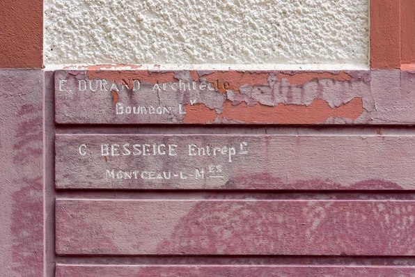 Façade, détail (signature de l'architecture et de l'entrepreneur). © Région Bourgogne-Franche-Comté, Inventaire du patrimoine