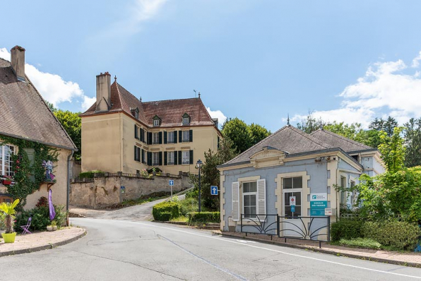 Vue depuis la place d'Aligre, avec un pavillon de l'établissement thermal à droite. © Région Bourgogne-Franche-Comté, Inventaire du patrimoine
