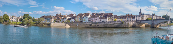 Le quai de la Monnaie vu depuis la rive opposée. A droite, le pont Saint-Laurent. © Région Bourgogne-Franche-Comté, Inventaire du patrimoine