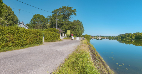 Extrémité aval du quai avec le pont sur la Roie de Droux. © Région Bourgogne-Franche-Comté, Inventaire du patrimoine