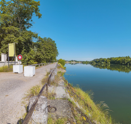 Extrémité aval du quai avec le pont sur la Roie de Droux. © Région Bourgogne-Franche-Comté, Inventaire du patrimoine