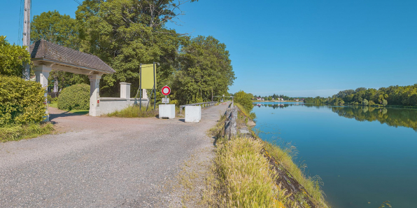 Extrémité aval du quai avec le pont sur la Roie de Droux. © Région Bourgogne-Franche-Comté, Inventaire du patrimoine