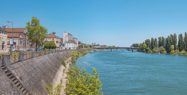 La quai, vu d'aval. En arrière-plan, le pont Jean-Richard. © Région Bourgogne-Franche-Comté, Inventaire du patrimoine