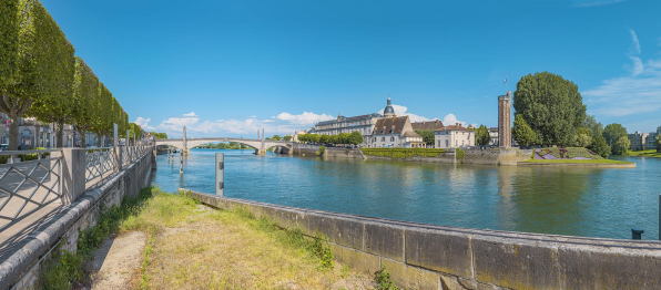 Vue d'ensemble du quai depuis la rive droite. Au premier plan, la rampe du quai des Messageries. © Région Bourgogne-Franche-Comté, Inventaire du patrimoine