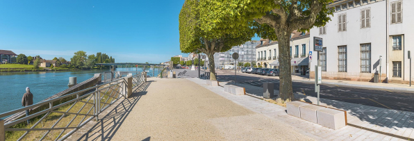 La place de Port-Villiers vue d'amont, depuis le quai des Messageries. © Région Bourgogne-Franche-Comté, Inventaire du patrimoine