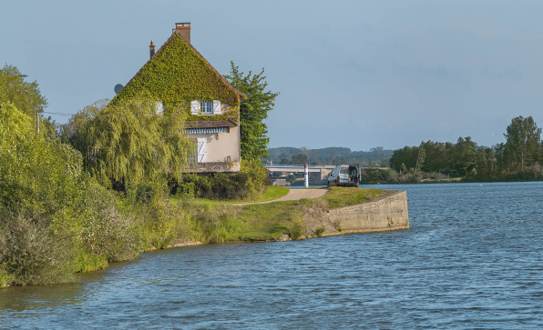 Le port de Grosne. En arrière-plan, le pont d'Ouroux. © Région Bourgogne-Franche-Comté, Inventaire du patrimoine