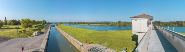 Le sas à grand gabarit, vu depuis la passerelle du barrage. © Région Bourgogne-Franche-Comté, Inventaire du patrimoine