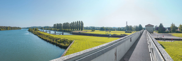 L'amont du sas vu depuis la passerelle du barrage. © Région Bourgogne-Franche-Comté, Inventaire du patrimoine