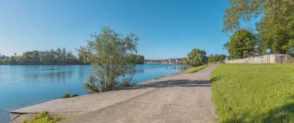 La ville de Tournus, vue d'amont, depuis le quai de la Marine (au niveau du Moulin de la Folie). © Région Bourgogne-Franche-Comté, Inventaire du patrimoine