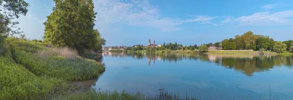 La ville de Tournus, vue d'amont, depuis la rive gauche de la Saône. © Région Bourgogne-Franche-Comté, Inventaire du patrimoine