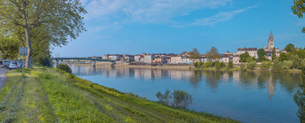 Le quai du Nord et la ville de Tournus depuis la rive gauche. © Région Bourgogne-Franche-Comté, Inventaire du patrimoine