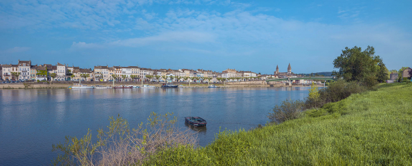 Le quai à gradins et le port sud, vus depuis la rive gauche. © Région Bourgogne-Franche-Comté, Inventaire du patrimoine