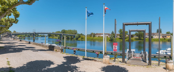 Passerelle donnant accès aux pontons en rivière, au milieu des quais à gradins. © Région Bourgogne-Franche-Comté, Inventaire du patrimoine