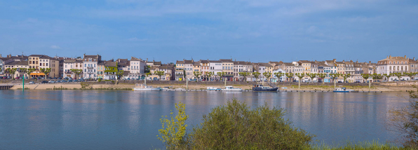 Vue d'ensemble du quai à gradins depuis la rive gauche. © Région Bourgogne-Franche-Comté, Inventaire du patrimoine