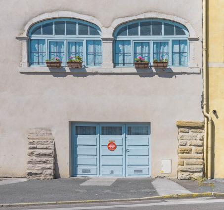 Repère de crue sur la façade d'une maison, quai du Midi. © Région Bourgogne-Franche-Comté, Inventaire du patrimoine