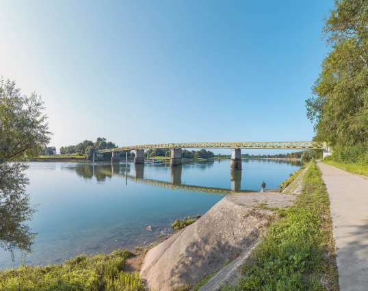 Vue d'ensemble du pont d'amont et depuis la rive droite. Perrés et rampe au premier plan. © Région Bourgogne-Franche-Comté, Inventaire du patrimoine