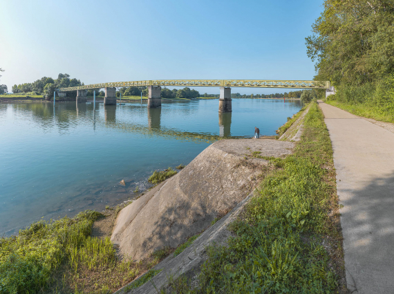 Vue d'ensemble du pont d'amont et depuis la rive droite. Perrés et rampe au premier plan. © Région Bourgogne-Franche-Comté, Inventaire du patrimoine