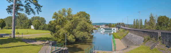 Le pont et le port de Fleurville vus depuis l'entrée du canal de Pont de Vaux, rive gauche. © Région Bourgogne-Franche-Comté, Inventaire du patrimoine