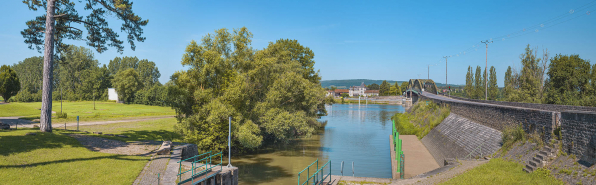 Le port et le pont de Fleurville vus depuis le canal de Pont de Vaux, rive gauche. © Région Bourgogne-Franche-Comté, Inventaire du patrimoine