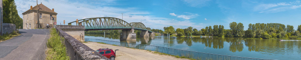 Le pont de Fleurville, vu d'aval, depuis la rive droite. La maison pontière se trouve au premier plan. © Région Bourgogne-Franche-Comté, Inventaire du patrimoine