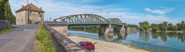 Le pont de Fleurville, vu d'aval, depuis la rive droite. La maison pontière se trouve au premier plan. © Région Bourgogne-Franche-Comté, Inventaire du patrimoine