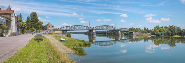 Le pont de Fleurville, vu d'aval, depuis la rive droite. Le port à gradins et la rampe se trouvent au premier plan. © Région Bourgogne-Franche-Comté, Inventaire du patrimoine