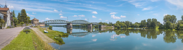 Le pont de Fleurville, vu d'aval, depuis la rive droite. Le port à gradins et la rampe se trouvent au premier plan. © Région Bourgogne-Franche-Comté, Inventaire du patrimoine