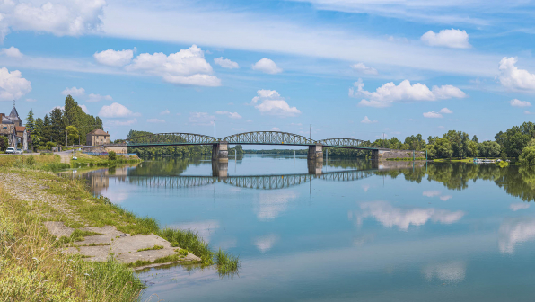 Le pont de Fleurville, vu d'aval, depuis la rive droite.  © Région Bourgogne-Franche-Comté, Inventaire du patrimoine