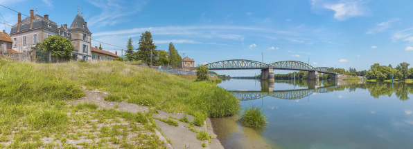 Le port à gradins de Fleurville, sur la rive droite. En arrière-plan le pont de Fleurville. © Région Bourgogne-Franche-Comté, Inventaire du patrimoine