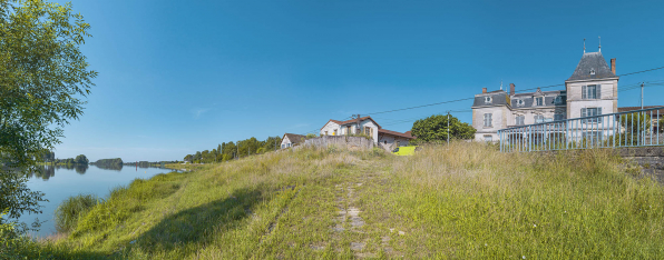 Les gradins du port de Fleurville recouverts par la végétation, rive droite. © Région Bourgogne-Franche-Comté, Inventaire du patrimoine