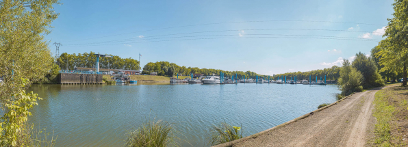 Le port de plaisance de Mâcon, vu d'amont, juste après le chenal d'entrée. © Région Bourgogne-Franche-Comté, Inventaire du patrimoine