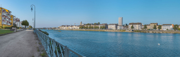 Quais du Breuil et Jean-Jaurès, en amont du pont Saint-Laurent, vus depuis la rive gauche. © Région Bourgogne-Franche-Comté, Inventaire du patrimoine