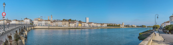 Quai Jean-Jaurès, en amont du pont Saint-Laurent, vus depuis la rive gauche. © Région Bourgogne-Franche-Comté, Inventaire du patrimoine