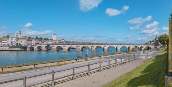 Vue d'ensemble du pont, d'aval et depuis la rive gauche. © Région Bourgogne-Franche-Comté, Inventaire du patrimoine